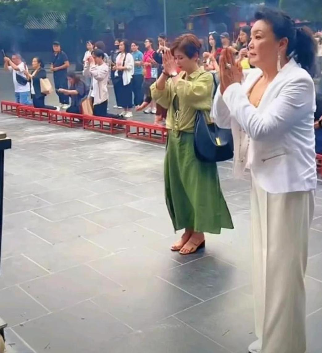 汪小菲马筱梅今日大婚!张兰带亲家北京万佛阁祈福! 北京酒店举行(组图) - 2