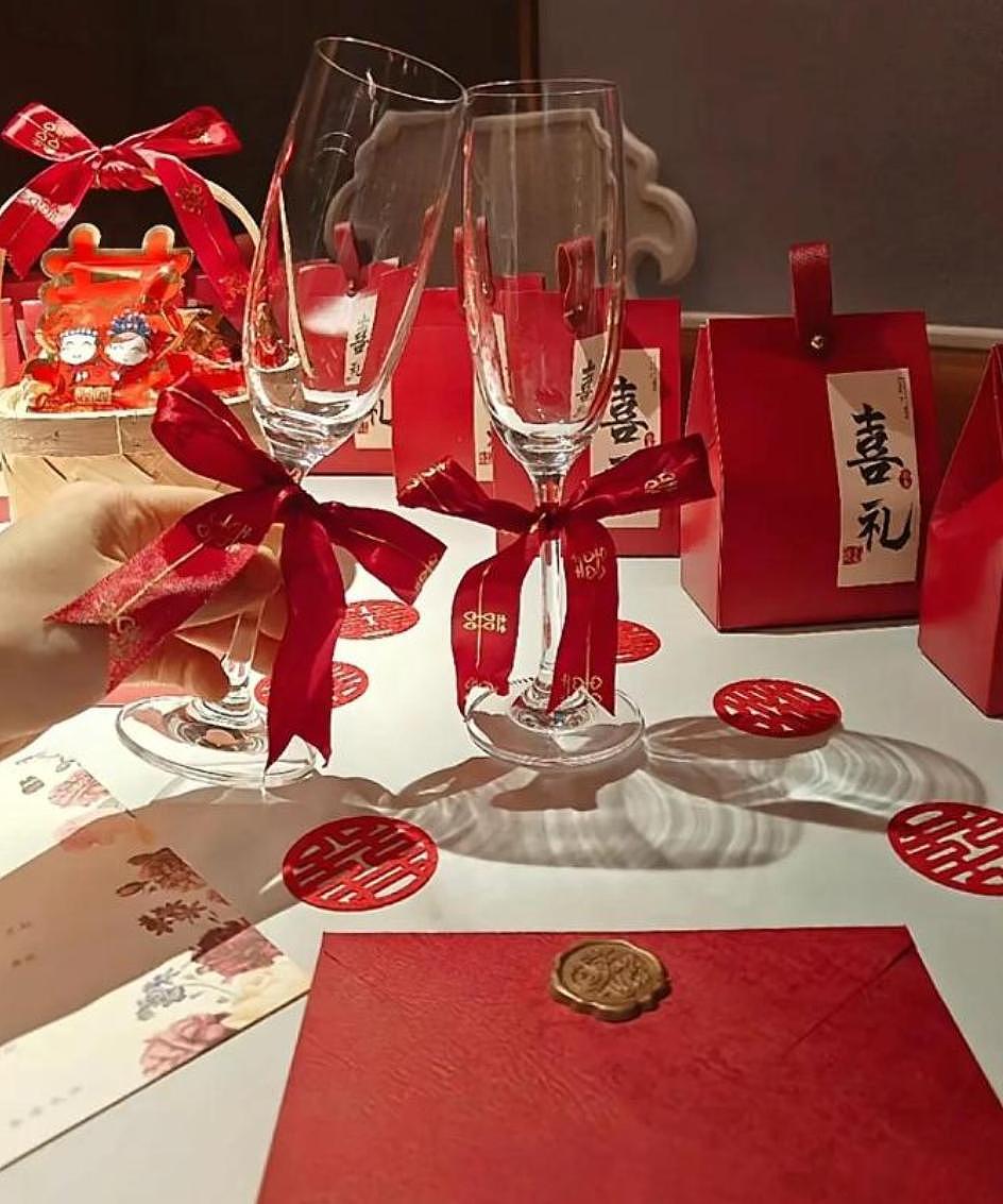 汪小菲马筱梅今日大婚!张兰带亲家北京万佛阁祈福! 北京酒店举行(组图) - 4