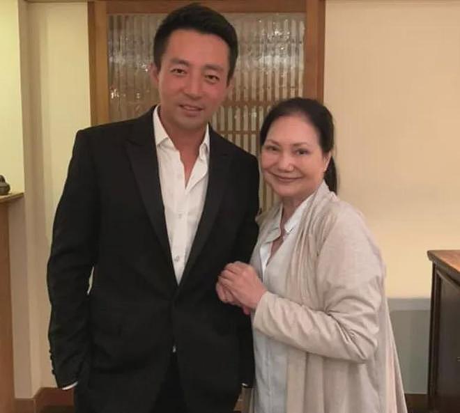 汪小菲婚前聚会曝光!在自家店里发喜糖,马筱梅一看就是女主人(组图) - 15