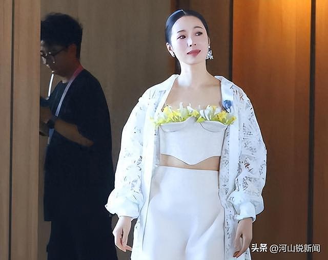 江一燕回大理只抢到站票，占别人位置被撵走，直接坐地上太接地气（组图） - 1