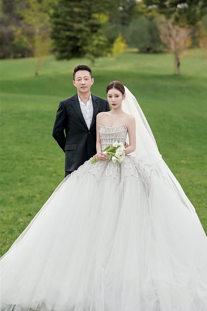 汪小菲马筱梅婚纱照曝光：在长城取景拍摄，草地上甜蜜拥抱（组图） - 2