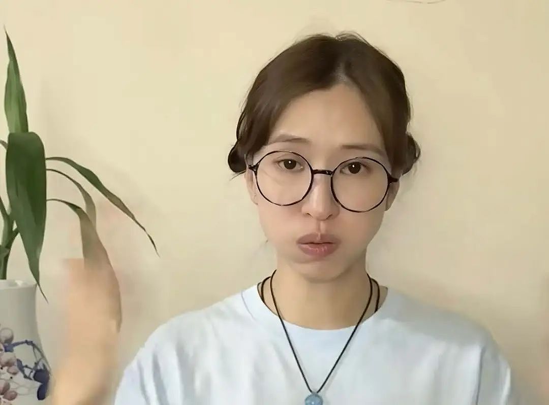 TVB前艺人陈思齐摆摊爆红涨十万粉丝，竟遭朋友背叛，账号归属引起纠纷（组图） - 2