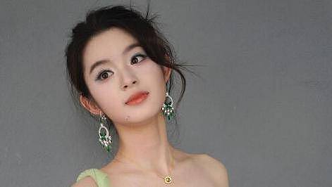 230万耳环45万手镯过亿豪宅,网吁彻查18岁女星(组图) - 24