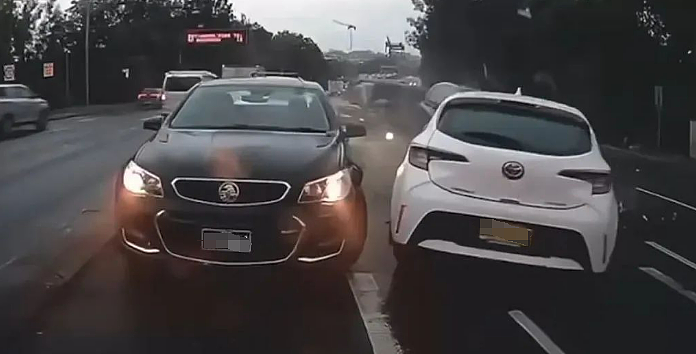 突发惨烈车祸!悉尼华人区白车逆行猛撞多车,街头一片狼藉(组图) - 6