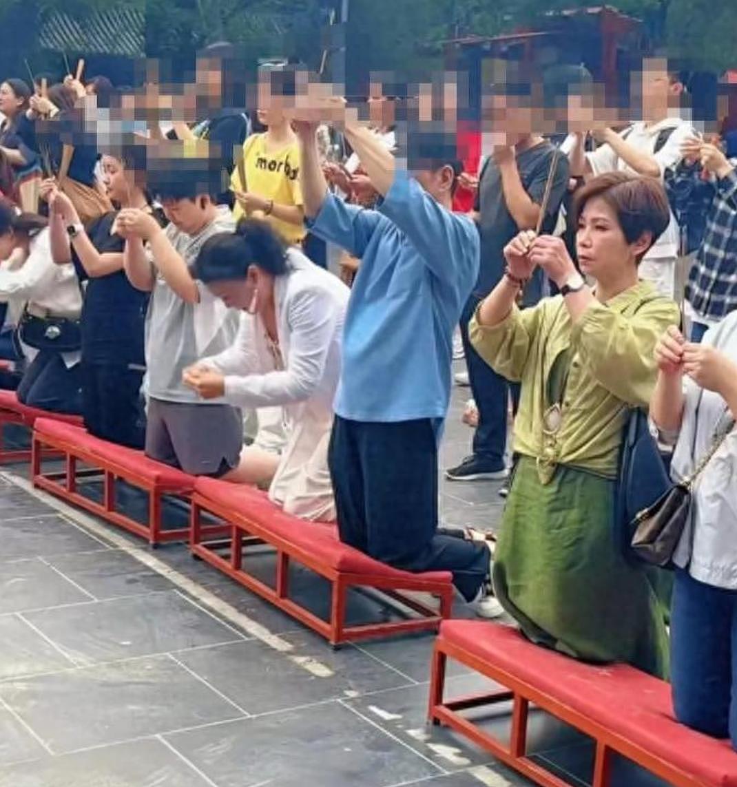 汪小菲马筱梅今日大婚!张兰带亲家北京万佛阁祈福! 北京酒店举行(组图) - 3
