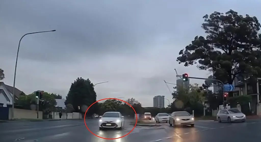 突发惨烈车祸!悉尼华人区白车逆行猛撞多车,街头一片狼藉(组图) - 1
