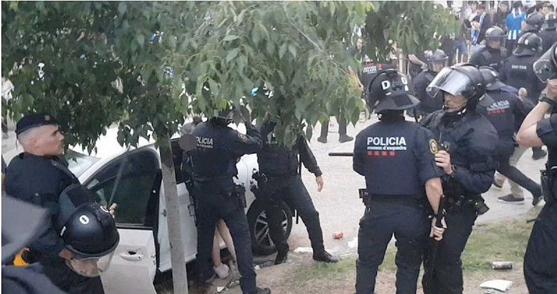 汽车暴冲撞人群！体育场外15人倒地受伤，溅血画面曝（组图） - 3