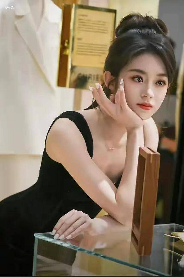 230万耳环45万手镯过亿豪宅,网吁彻查18岁女星(组图) - 18