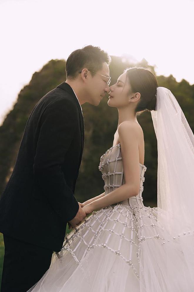 汪小菲马筱梅婚纱照曝光：在长城取景拍摄，草地上甜蜜拥抱（组图） - 3
