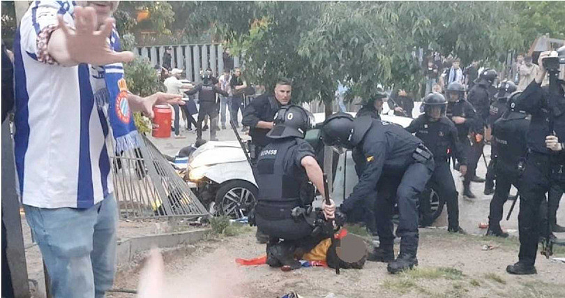 汽车暴冲撞人群！体育场外15人倒地受伤，溅血画面曝（组图） - 4