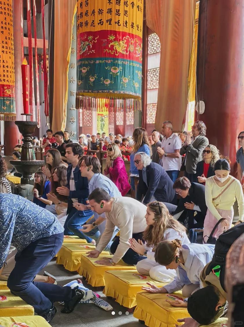为啥中国的寺庙里挤满了磕头的老外？（组图） - 5