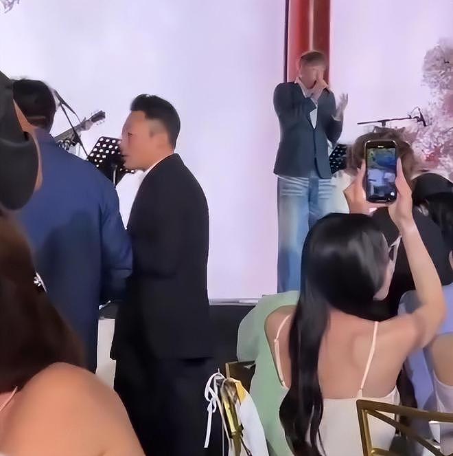 汪小菲婚礼晚宴派对，关喆唱情歌推向高潮，马筱梅妈妈感动到哭泣（组图） - 3