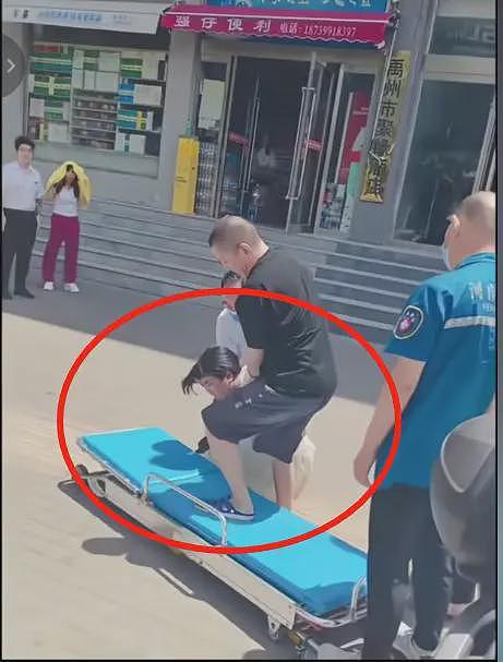 女子街头被抓上急救车后续:当地回应,值班医生被停职,原因曝光(组图) - 13