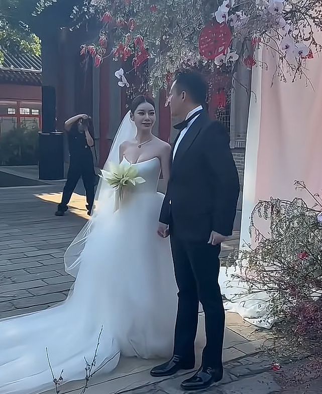 汪小菲二婚兴致不高？誓言时走神仰望天空，跟马筱梅甜笑形成对比（组图） - 1
