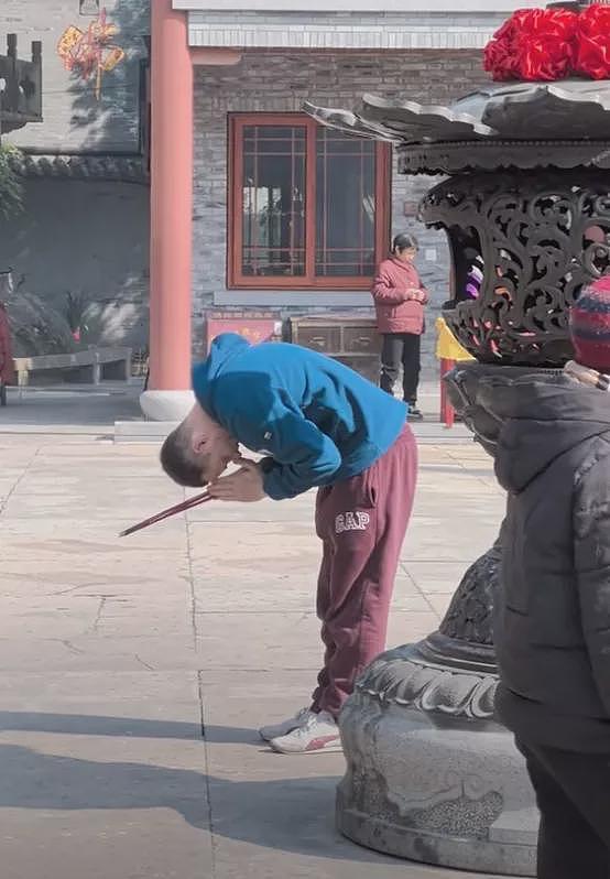为啥中国的寺庙里挤满了磕头的老外？（组图） - 7