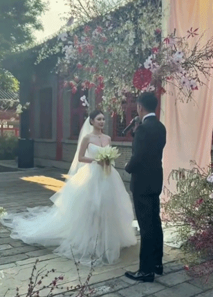 汪小菲二婚兴致不高？誓言时走神仰望天空，跟马筱梅甜笑形成对比（组图） - 5