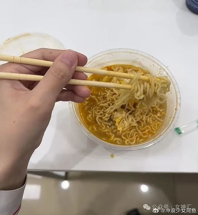 【爆笑】内裤剪裆变短裙？巴黎世家也太炸裂了！网友迷惑：这是男士内裤还是女士裙子？（组图） - 52