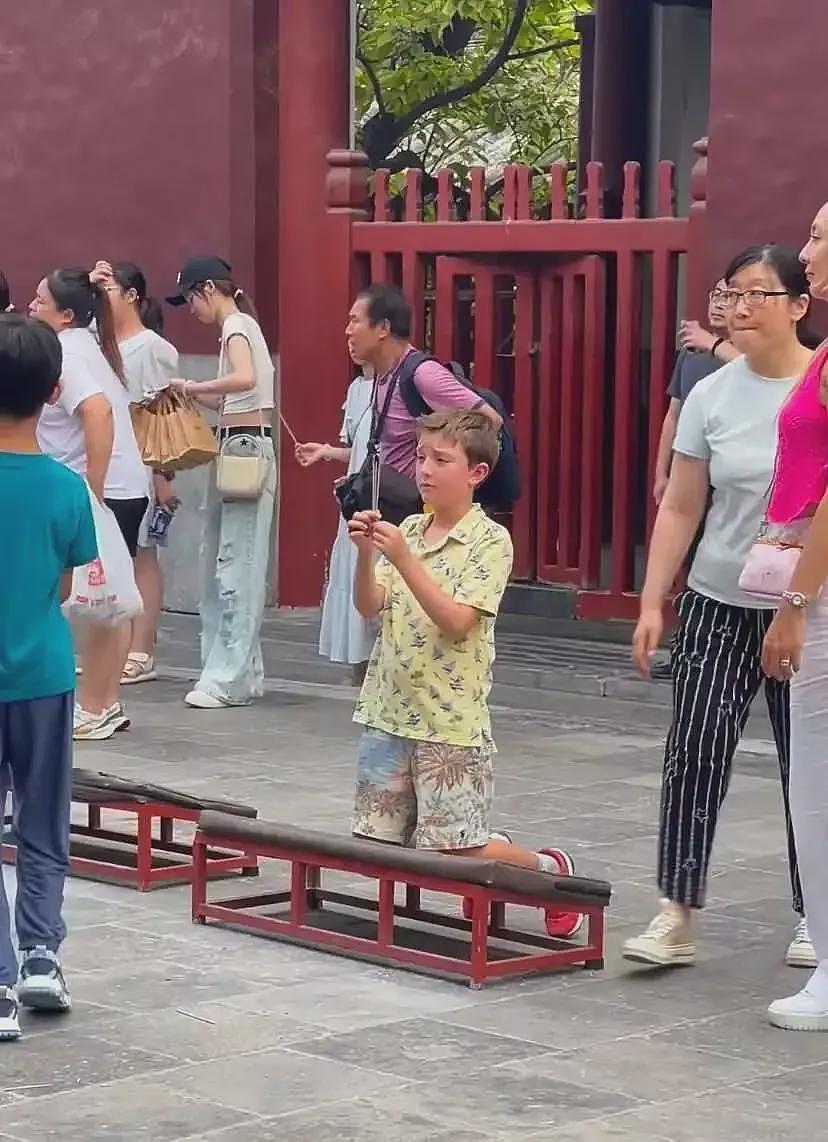为啥中国的寺庙里挤满了磕头的老外？（组图） - 6