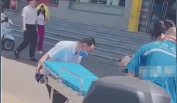 女子街头被抓上急救车后续:当地回应,值班医生被停职,原因曝光(组图) - 4