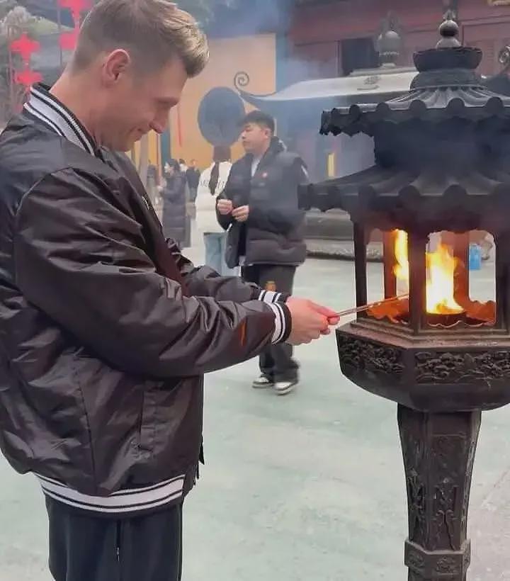 为啥中国的寺庙里挤满了磕头的老外？（组图） - 14