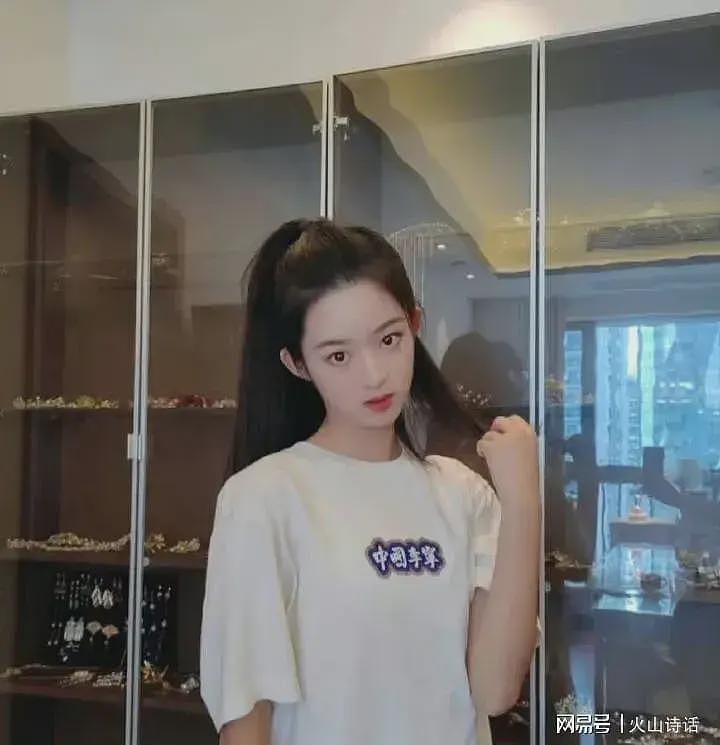 雷军又躺枪了！黄杨钿甜的爸爸住1.8亿豪宅，却拿小米手机做澄清（组图） - 9