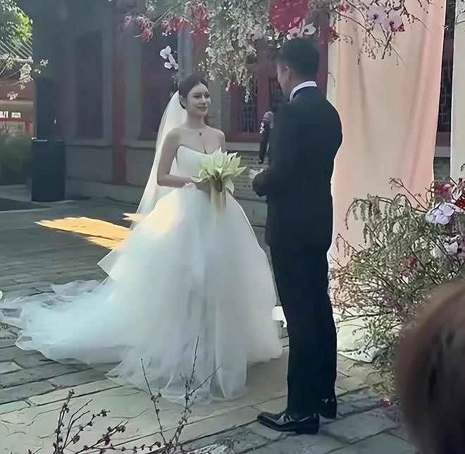 汪小菲二婚兴致不高？誓言时走神仰望天空，跟马筱梅甜笑形成对比（组图） - 3