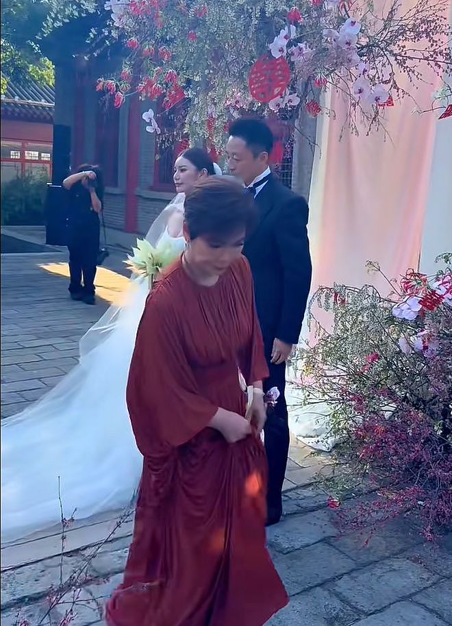 汪小菲二婚兴致不高？誓言时走神仰望天空，跟马筱梅甜笑形成对比（组图） - 4