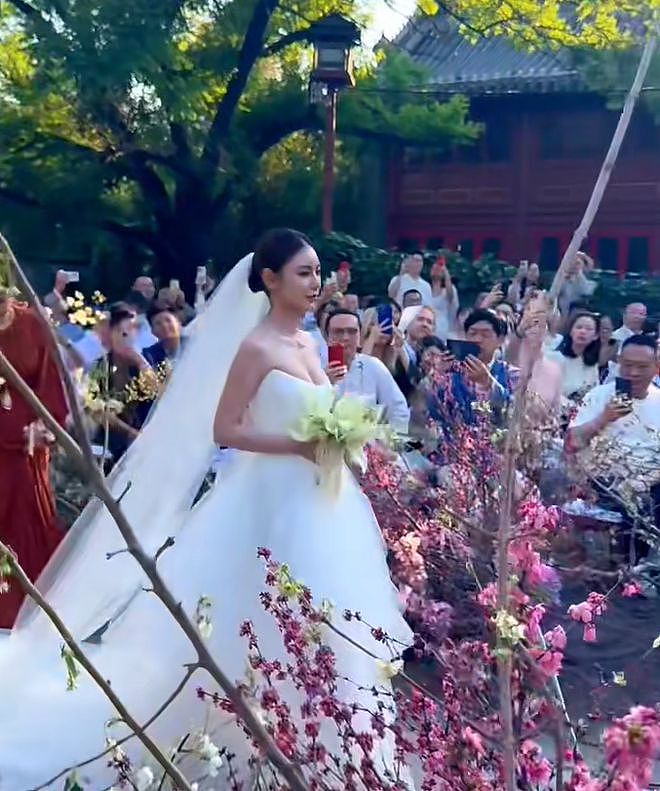 汪小菲二婚兴致不高？誓言时走神仰望天空，跟马筱梅甜笑形成对比（组图） - 11