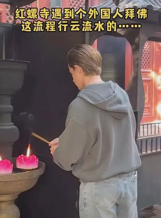 为啥中国的寺庙里挤满了磕头的老外？（组图） - 8