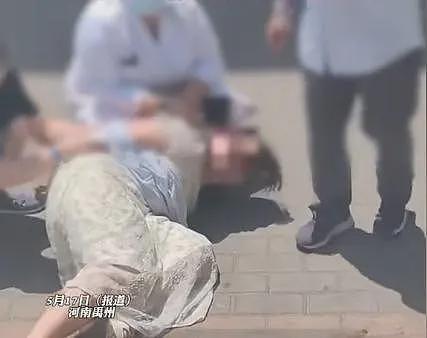 女子街头被抓上急救车后续:当地回应,值班医生被停职,原因曝光(组图) - 3