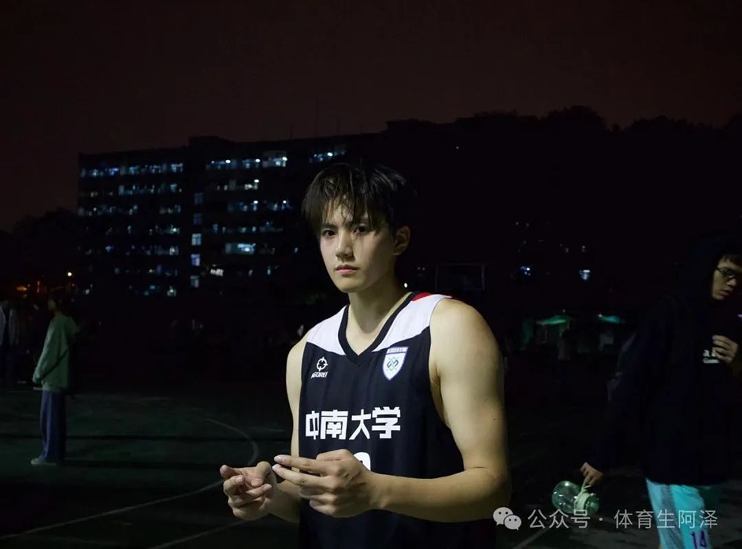 【帅哥】185cm土木肌肉研究生学长，有颜值又有才华，完美智性恋...（组图） - 11