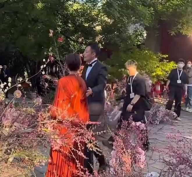 汪小菲婚礼晚宴派对，关喆唱情歌推向高潮，马筱梅妈妈感动到哭泣（组图） - 13