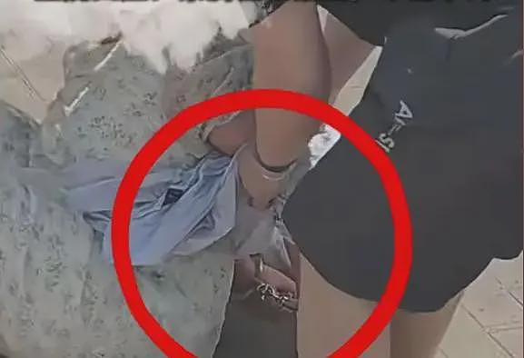 女子街头被抓上急救车后续:当地回应,值班医生被停职,原因曝光(组图) - 2