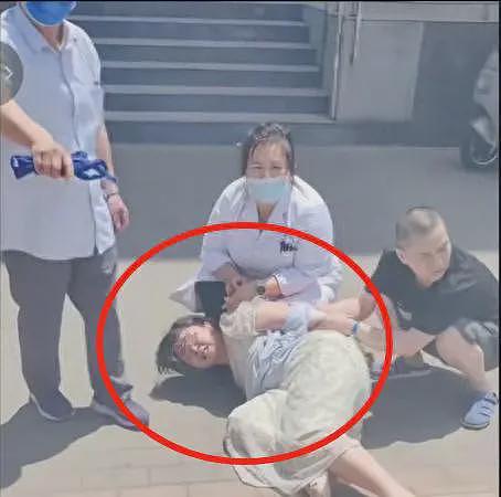 女子街头被抓上急救车后续:当地回应,值班医生被停职,原因曝光(组图) - 1