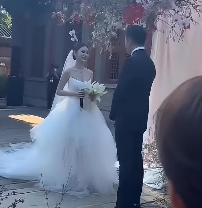 汪小菲二婚兴致不高？誓言时走神仰望天空，跟马筱梅甜笑形成对比（组图） - 8