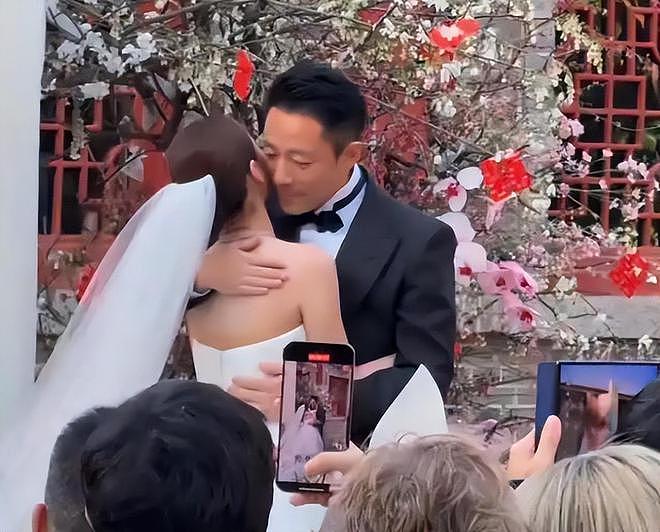 汪小菲婚礼晚宴派对，关喆唱情歌推向高潮，马筱梅妈妈感动到哭泣（组图） - 1