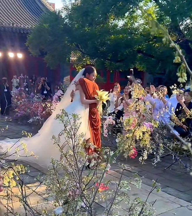 汪小菲二婚兴致不高？誓言时走神仰望天空，跟马筱梅甜笑形成对比（组图） - 10