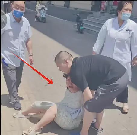 女子街头被抓上急救车后续:当地回应,值班医生被停职,原因曝光(组图) - 11