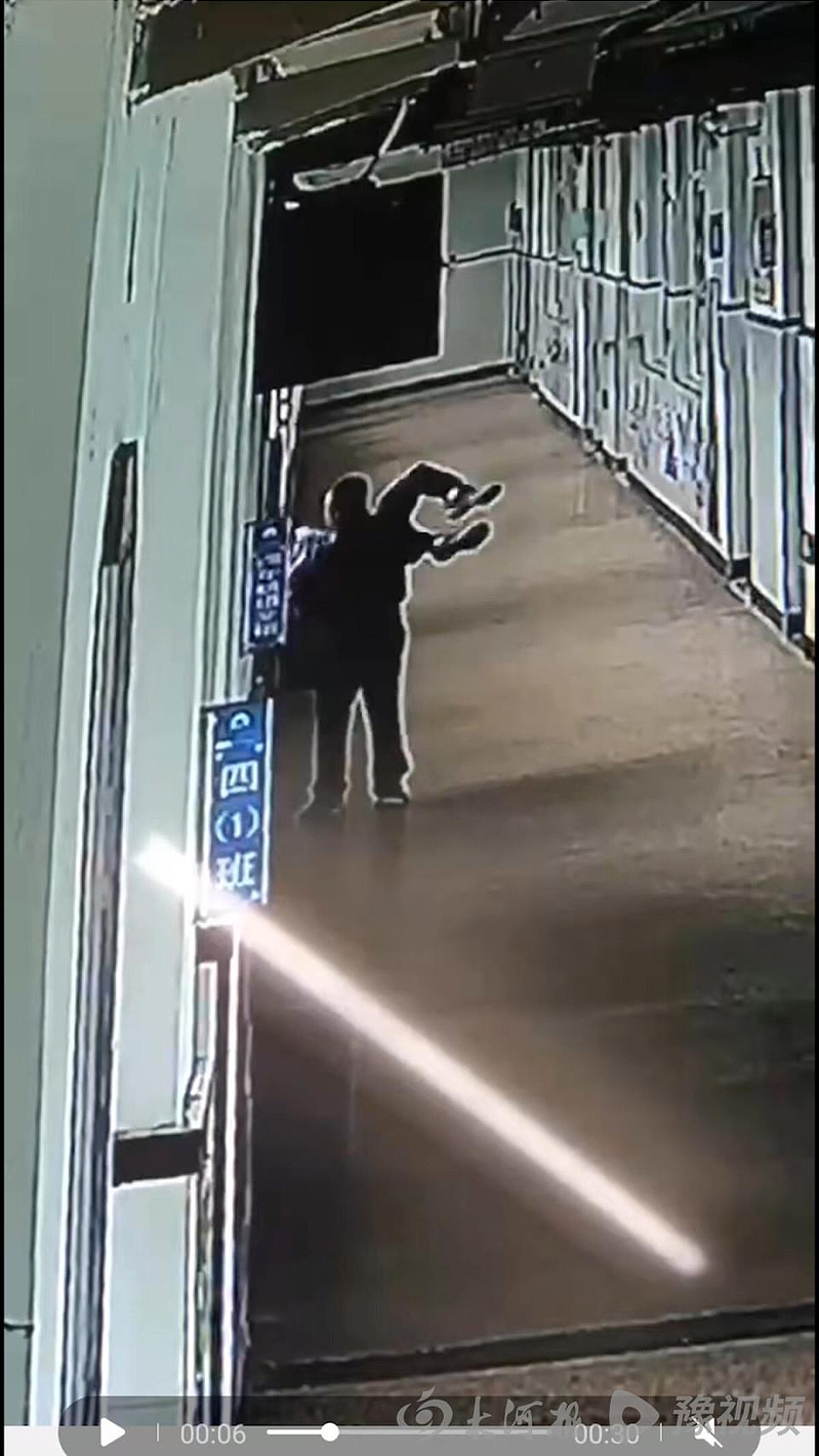 玩水枪喷到老师，温州小学生遭悬空3楼窗外，家长怒报警（组图） - 2