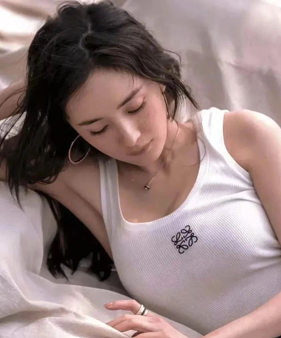 【美女】杨幂未P低胸照曝光，3.6亿网友围观上瘾：人间尤物真绝了（组图） - 2