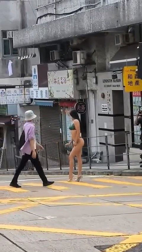 港女“这样穿”性感游西区，途人围拍揭惊人身份：人生初体验（组图） - 7