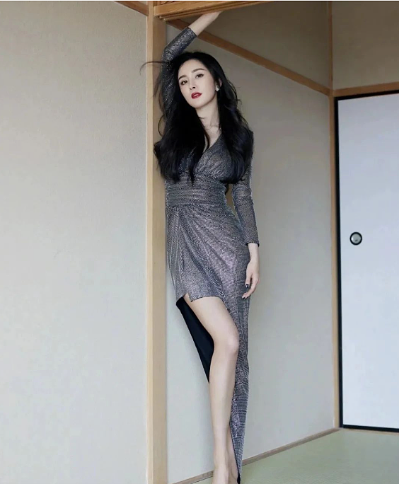 【美女】杨幂未P低胸照曝光，3.6亿网友围观上瘾：人间尤物真绝了（组图） - 4