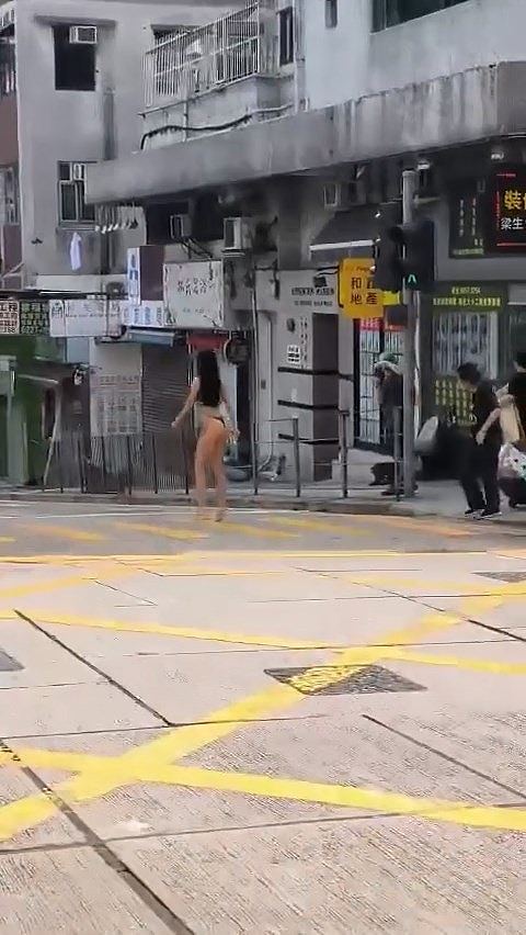 港女“这样穿”性感游西区，途人围拍揭惊人身份：人生初体验（组图） - 3