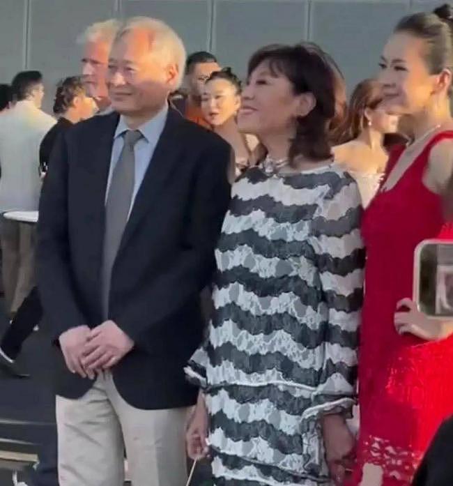 【时尚】“先穿得像路人，再美得像超模！”章子怡现身美国，穿素布麻衣（组图） - 3