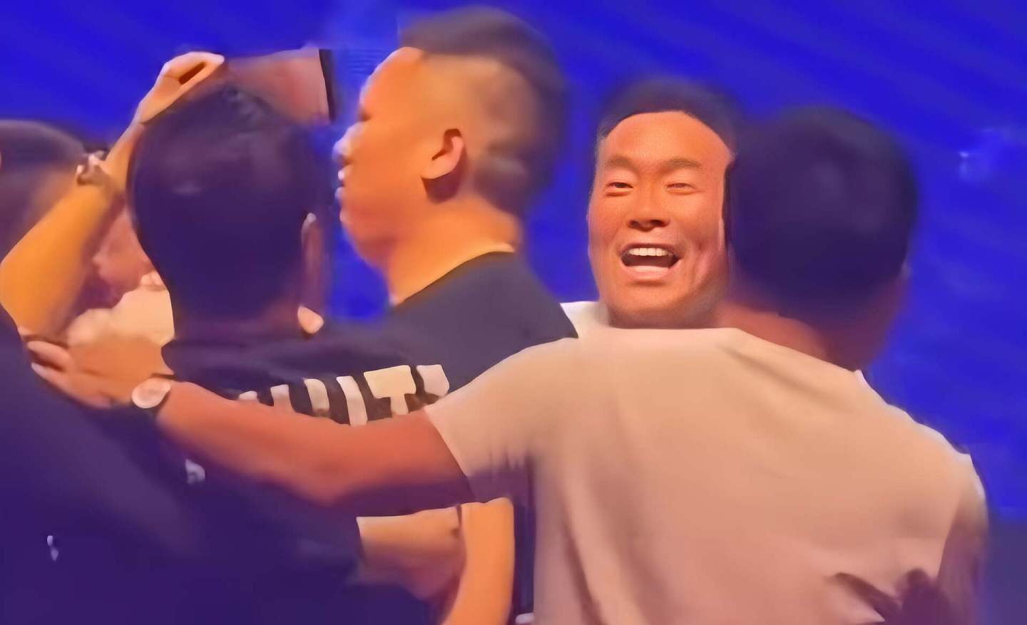 香港知名男星内地演出人气高,遭女粉丝索吻,离婚后人财两空(组图) - 5