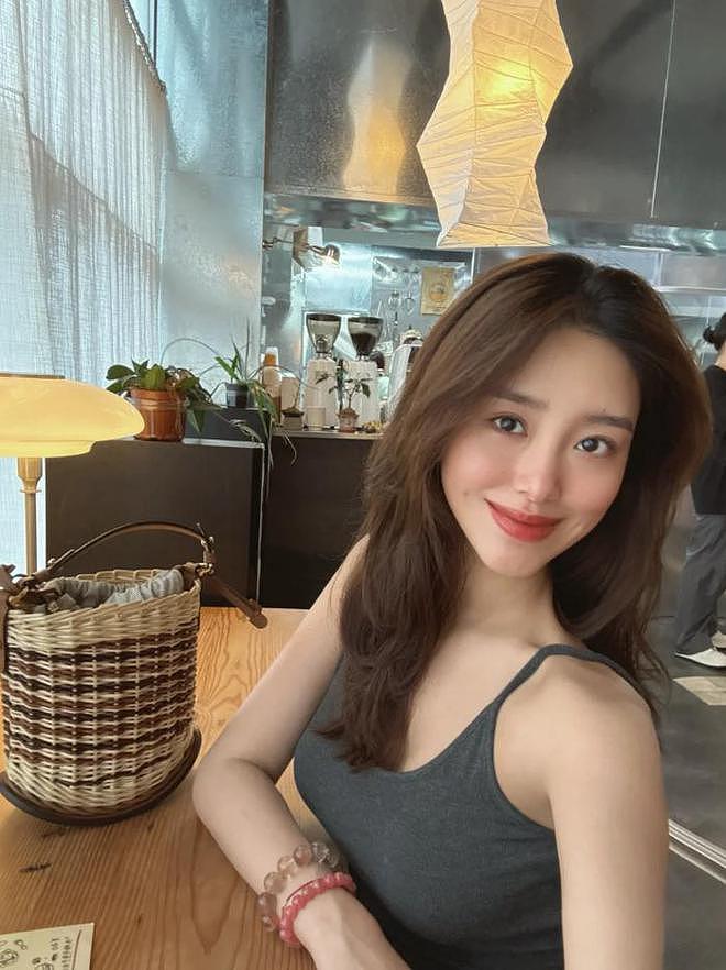 32岁杨采钰晒大肚照，孕晚期腋下变黑，快要生孩子整个人变浮肿（组图） - 5