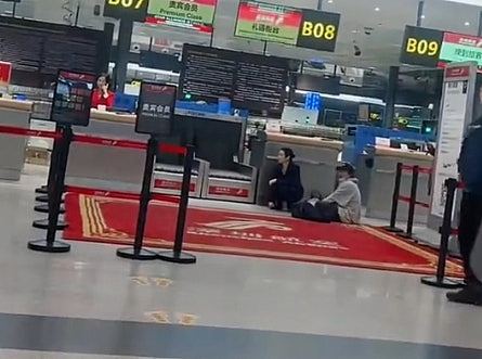 沈阳母子错过值机大闹机场，女子磕头哭喊：孩子要考试（视频/组图） - 2