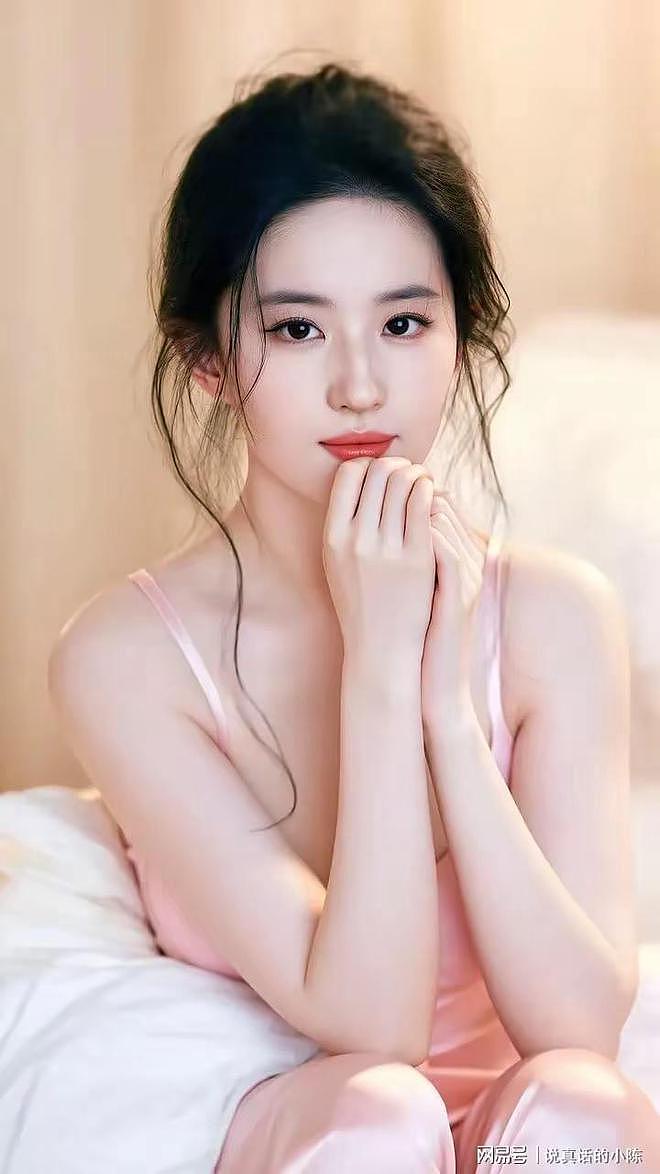 刘亦菲粉色睡衣照又纯又欲，网友：纯欲天花板（组图） - 4