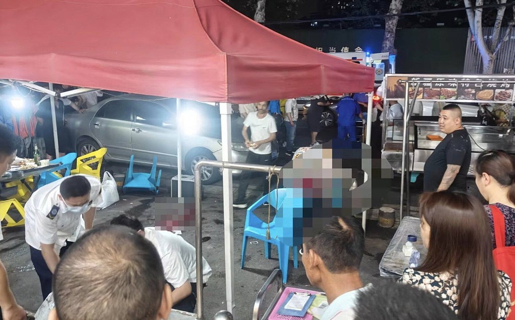 网传武汉夜市发生枪击案！至少2人中枪，1人遭爆头，警方：1死2伤，嫌疑人已被抓获（视频/组图） - 6