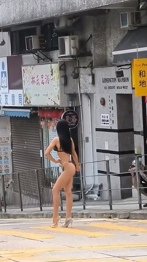 港女“这样穿”性感游西区，途人围拍揭惊人身份：人生初体验（组图） - 2